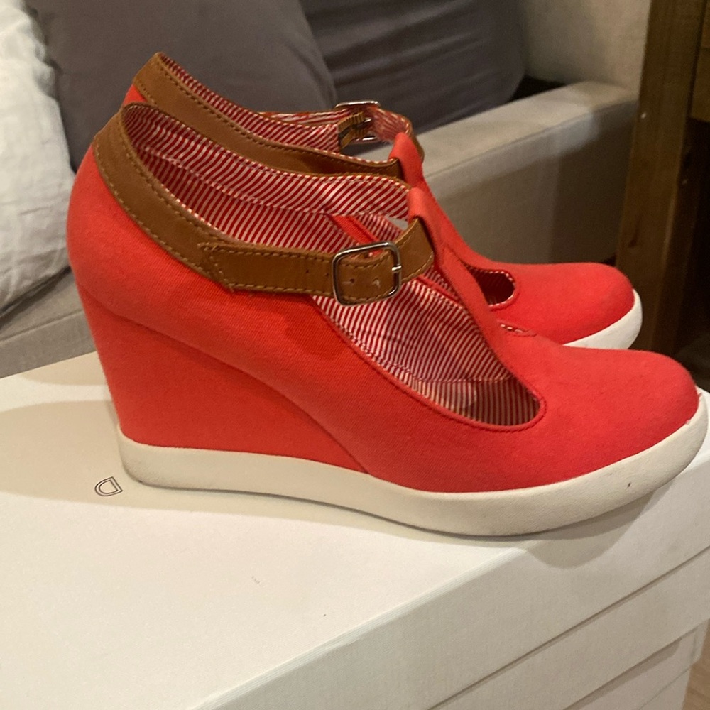 Cute comfy wedges.